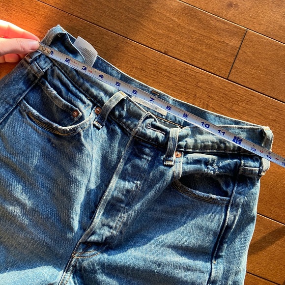 Aritzia’s altered Levi’s 501 jeans - Picture 6 of 8
